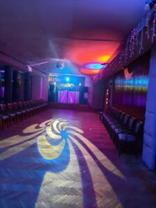 sala dyskotekowa z kolorowym oświetleniem w hotelu podczas zimowiska Magic Sport Camp