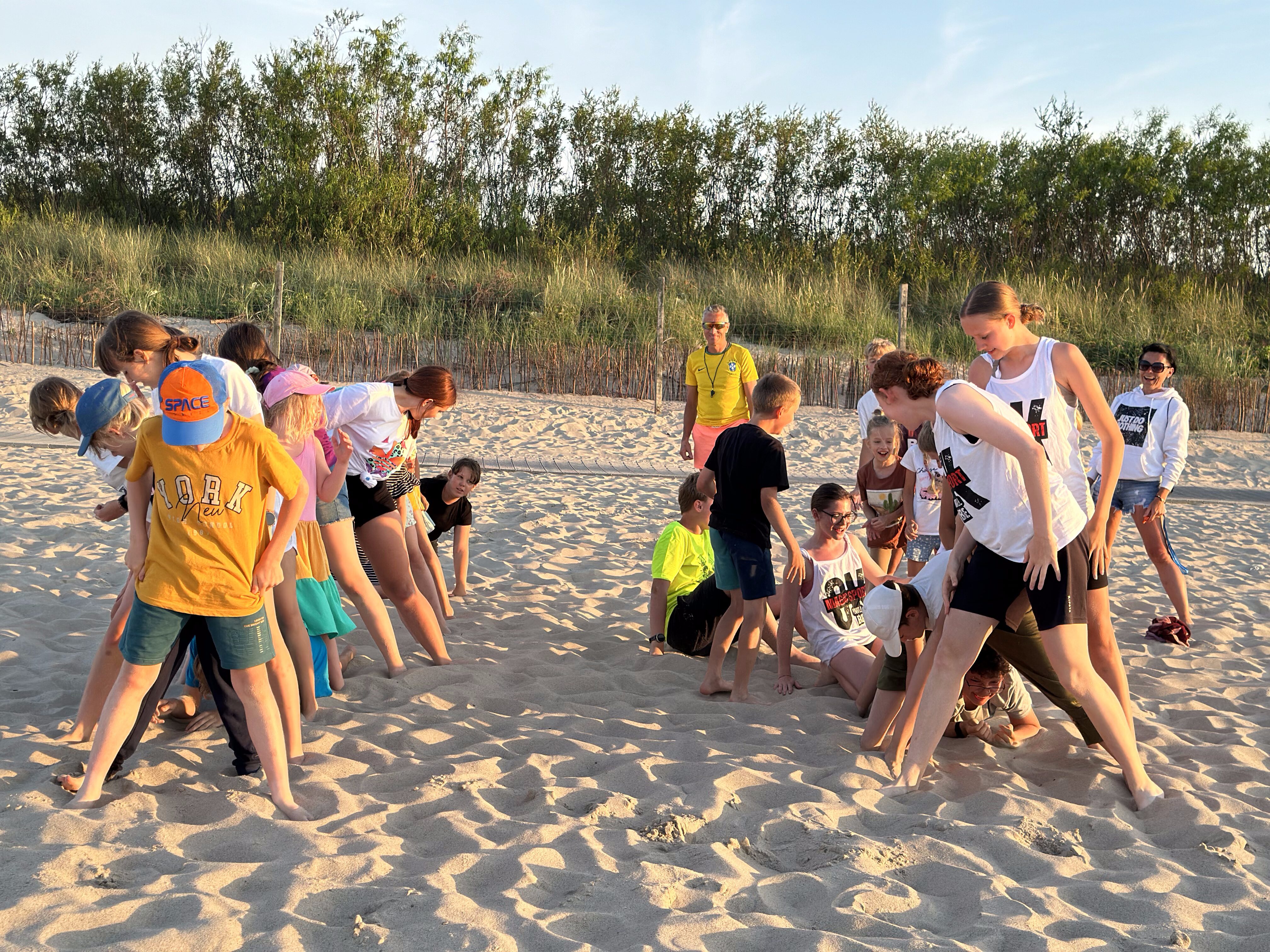 Młodzież na plaży w Łebie
