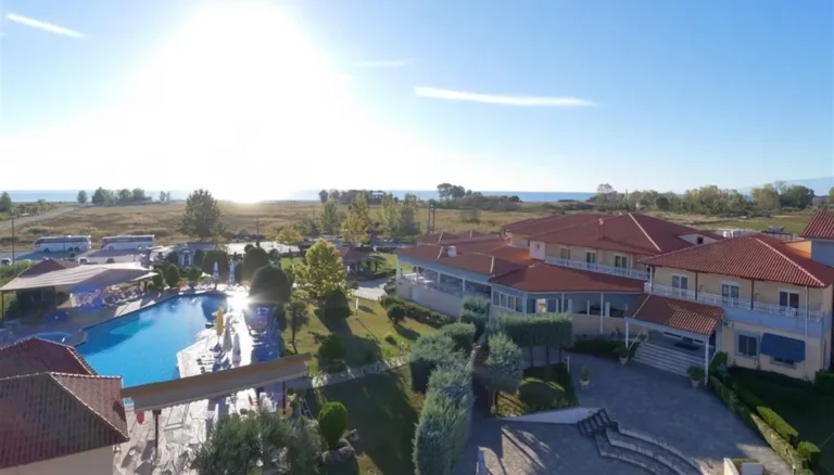 grand-platon-obiekt-teren-hotelu-basen-826514496-1200-0